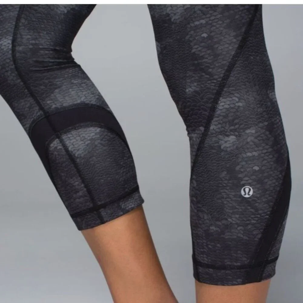 Lululemon Run Inspire Crop II All Full-On Luxtreme Sequin Snake Black Leggings 8